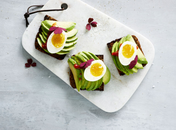 Opskrift: Ristet rugbrød med avocado, smilende æg og harissa ...