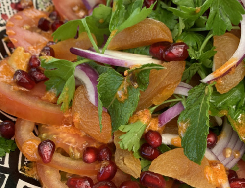 Marrokansk spicy bønnesalat med tomat, abrikoser og granatæble
