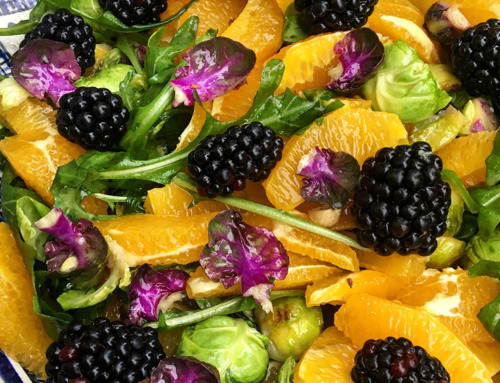 Salat med rosenkål, appelsin og brombær